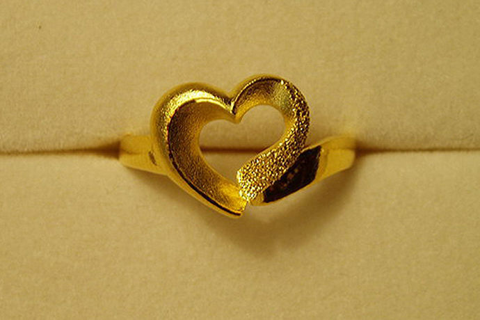 一直以来大家对黄金的热爱是从来没有间断过的，特别是黄金戒指更是受到广大群众的喜爱，那么关于10克的黄金戒指大家又了解多少呢？下面就由中国婚博会小编为您简单的介绍一下相关的内容吧！