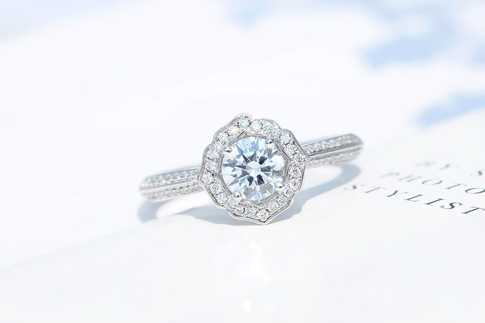 大部分的女性都希望能够拥有一枚自己的钻石戒指，钻石戒指对于女生而言它的意义非常的重要。今天中国婚博会小编就为大家带来怎么选购钻戒相关介绍。想要了解可以看看下面的文章。