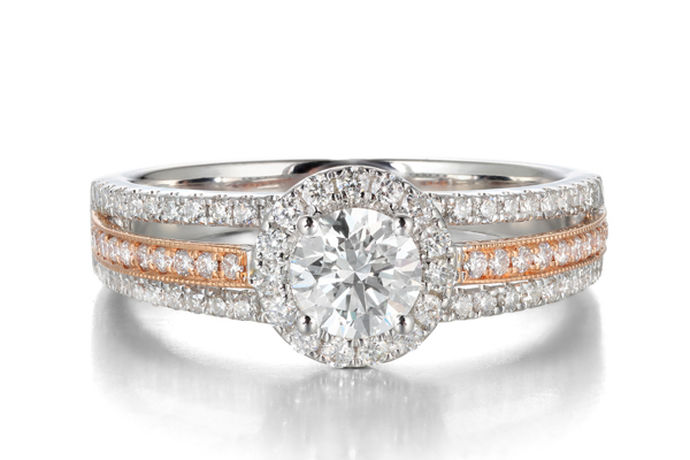 钻石戒指在日常生活中是一种比较常见的装饰品，很多人都喜欢购买钻石戒指来进行佩戴，因为钻石戒指有着非常闪耀的光芒。今天中国婚博会小编就为大家带来一生买一次的钻戒。