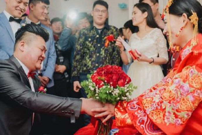 在现在的年轻人结婚当中，越来越多的好朋友喜欢在结婚的时候“戏弄”一下自己的朋友。这些朋友不仅有最与众不同的花样，也有更搞笑的结婚祝福语，那么你知道年轻人搞笑结婚祝福语都有哪些吗？今天中国婚博会小编就给大家介绍一下。