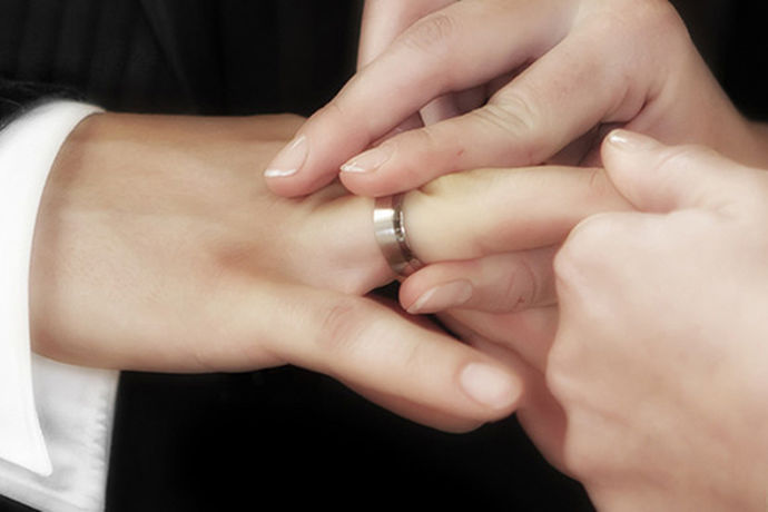 结婚是人生中一件非常重要的事情，而在结婚时佩戴戒指，新郎新娘互换戒指，这又是一个十分重要的环节，在这么重要的场景中，结婚带什么戒指才是最好呢？下面让中国婚博会小编给大家介绍下吧。