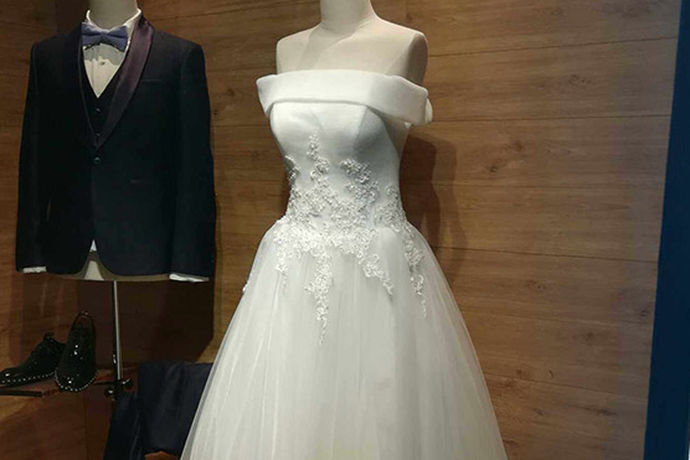 北京是我国的首都，在北京有着很多不一样的婚纱礼服店，作为新人在北京挑选自己适合的婚纱礼服是一件比较困难的事情。今天中国婚博会小编就为大家带来北京卖礼服的地方。