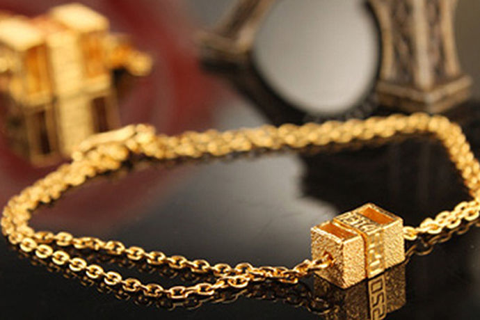 在生活中很多人都会购买黄金首饰来进行佩戴，黄金首饰是一种比较常见的装饰品。每个人可以根据自己的喜好来选择比较适合自己的黄金首饰，今天中国婚博会小编就为大家带来15克黄金手链图片价格。