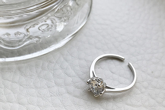 现在很多人都喜欢购买钻石戒指进行佩戴，因为钻石戒指有着非常好的设计，大部分的女性都希望能够拥有一枚自己的钻石戒指。今天中国婚博会小编就为大家带来钻戒四爪好还是六爪好？
