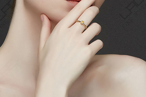 女生带戒指带哪只手?图片