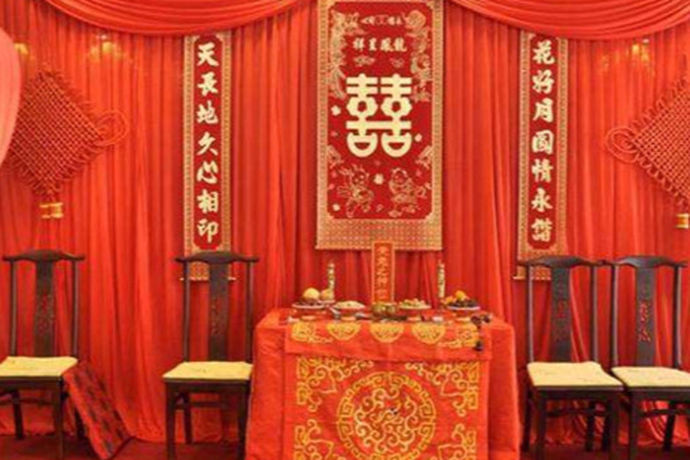 近年来复古热潮的风行，很多新人在举办婚礼的时候会选择举行中式婚礼。对于中式婚礼来说，场景的布置是非常重要的，在中式婚礼中主要讲究的还是喜庆，那么红色就得是首选。