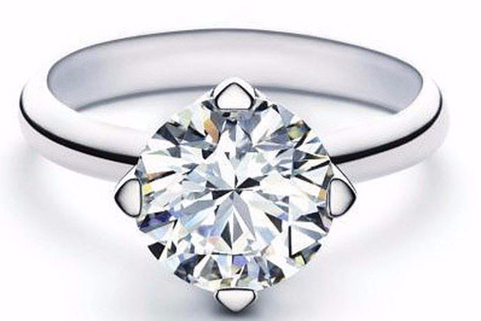 钻石是爱情中最美好的一种见证了，而结婚购买钻石首饰这是必不可少的一个环节了，其中钻石戒指是非常受大家欢迎的，就相亲来说不同的镶嵌方式钻戒的受欢迎程度也是不同的，六爪钻戒是很多人都喜欢的，尤其是1克拉的六爪钻戒。