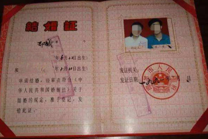 结婚证是一个非常火的证书，尤其是在现在这个时代，对于许多单身狗来说，这是最想要的一个证书了。而且这个证书也可能是一辈子就有一个的证书。如此重要的证书，你知道在拍结婚证照片注意事项吗？今天中国婚博会小编就给你介绍一下。