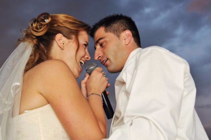 现在结婚的婚礼现场，有许多的新人会选择在现场唱一些比较适合婚礼氛围的歌曲，那么关于在婚礼上应该唱什么歌曲呢?下面就跟着小编一起去了解吧。