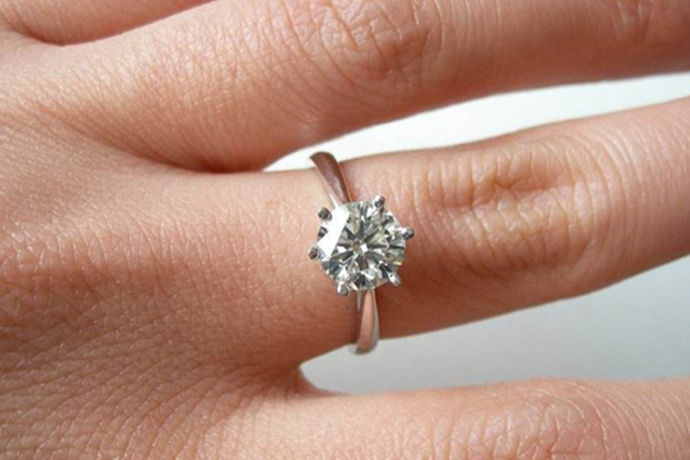 关于结婚每个人都会选择一个比较重要的戒指，其实关于结婚戒指的选择，应该会选择一些比较大牌的品牌，这样也可以保证整个钻戒的品质，那么关于没结婚的人戴戒指应该戴在哪个手指这个问题，下面就跟着小编一起去了解。