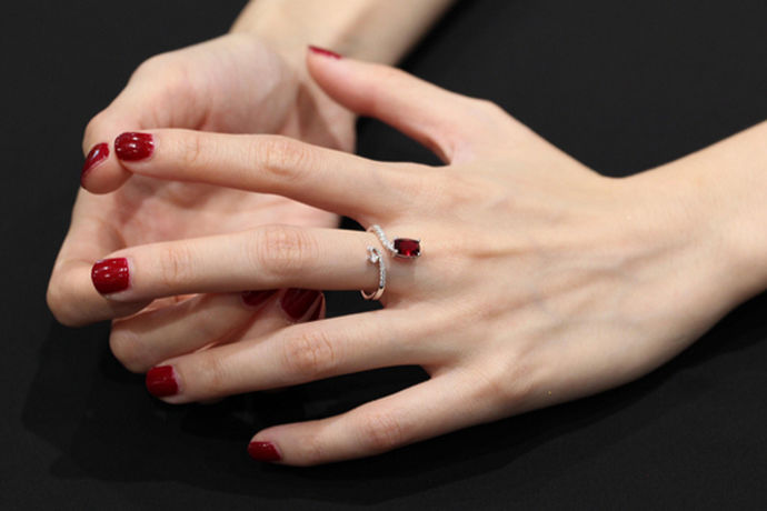 现在关于女生戴戒指，每个人都有自己的想法，对于不同的手指有不同的寓意，那么关于女生戒指戴在左手的中指又是什么原因?下面就跟着小编一起去了解。