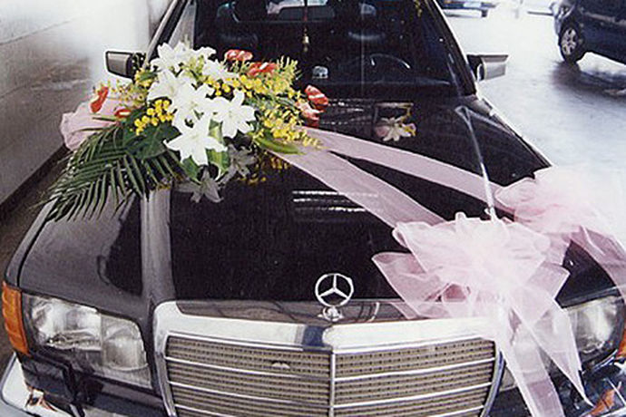 婚车作为婚礼的门面，在现在的婚礼中是越来越受到新人们的关注的。但是千万不要被现在的婚庆公司给忽悠了，车主车队长等等一层层的剥削价格会变得无比的高。