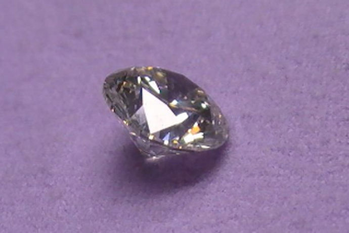 众所周知，钻石作为结婚所需必不可少的用品，也是许多女性所爱好的装饰品之一。钻石也有永恒的代表意义。那么，钻石的价格大致在多少呢？3克拉裸钻应该要多少钱呢？接下来中国婚博会小编将为您介绍关于钻石的市场价格及大多数人们的选择方向。