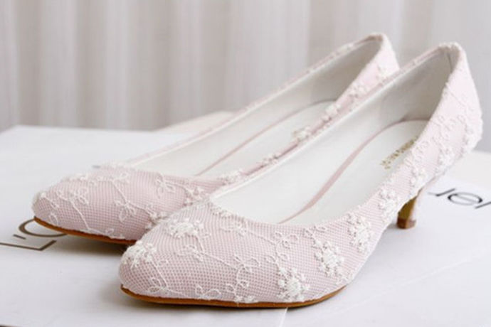 伴娘在整场婚礼中也起着至关重要的展示给众人一个漂亮的形象。说到漂亮，高跟鞋可以说是伴娘变高变漂亮的利器了。但是由于长时间穿高跟鞋对一些女性的脚很不友好，所以这时候很多伴娘想在婚礼上选择休闲一点的小白鞋。那么伴娘服可以搭配小白鞋吗？怎么搭配好看呢？