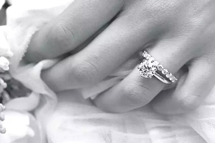 随着现在时代的发展，人们对于首饰都是毫无抵抗力的。钻石是爱情中最为美好的一种见证的，结婚时购买钻石首饰也是必不可少的一个环节，其中钻石戒指非常受到人们的喜爱。