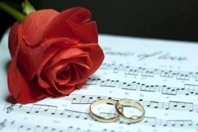 每场婚礼都需要歌曲的烘托。一首好歌不仅能提升婚礼现场的气氛，还能调动宾客的情绪，让宾客融入婚礼。那么，哪首歌适合结婚呢？下面就让小编就详细介绍一下：2020婚礼最火英文歌曲有哪些，快跟小编一起看看，选一首最好的准备你2020年的婚礼吧。