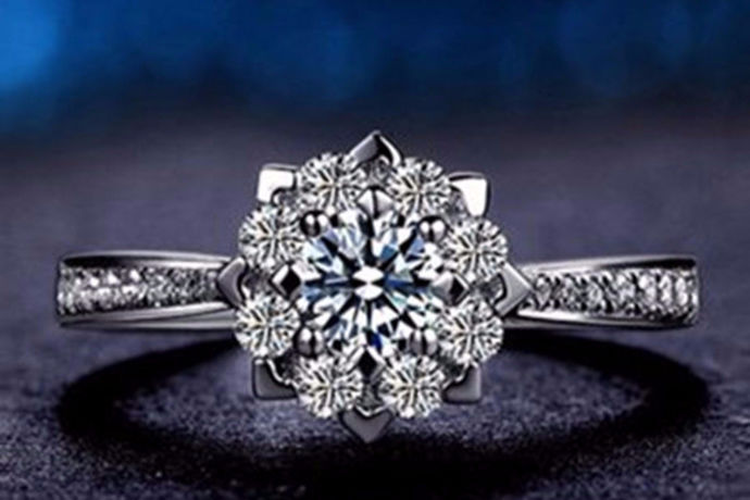 大部分的女孩子都希望能够拥有一枚自己的钻石戒指，钻石戒指对于大部分的人来说有着非常大的吸引力，那么今天中国婚博会小编就为大家带来2020结婚钻戒品牌排行。