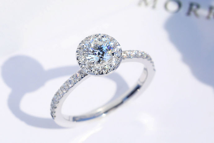 在生活中很多人都希望能够挑选一枚符合自己审美的钻石戒指，大部分的人对于钻石戒指都有着不一样的标准与要求，今天中国婚博会小编就为大家带来钻石颜色重要还是净度？