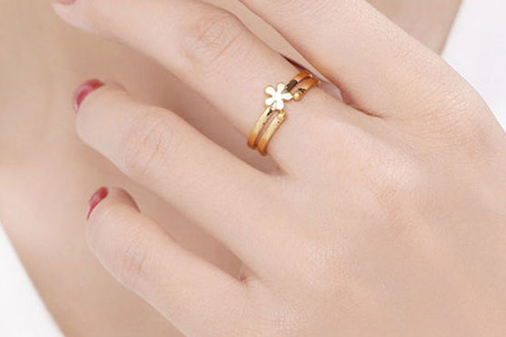 女朋友送的戒指应该戴在哪个手上(女朋友送的戒指应该戴在哪个手上?)
