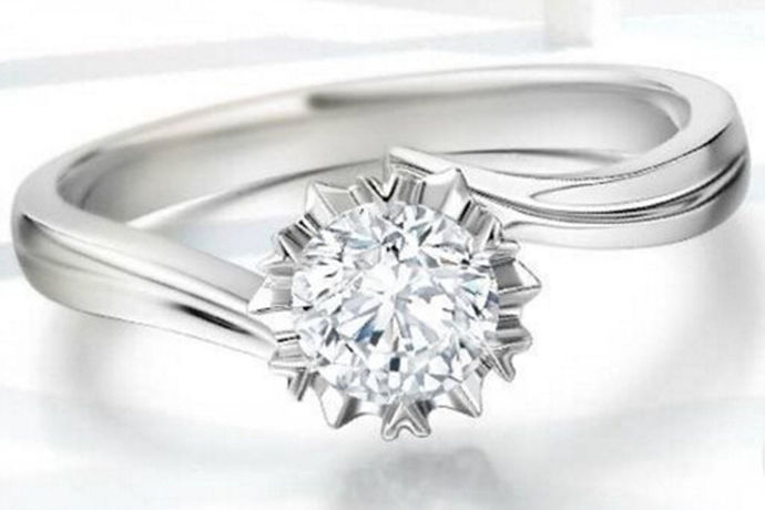 相信许多的女孩子都很喜欢钻戒这种漂亮的珠宝首饰，戒指不仅仅是结婚要佩戴的，很多时尚的人都喜欢佩戴戒指来增加时尚感，戒指上镶嵌钻石是非常漂亮的，而且钻石也是非常昂贵的，而钻石也是非常珍贵的宝石，所以很多消费者都担心它会掉下来，并且有很多人也出现过钻石掉落的情况，那么戒指上的钻石掉了怎么办呢？下面就跟着小编一起了解一下吧！