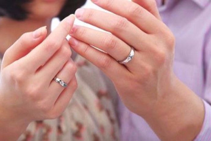 每一个人对于自己的婚礼都有着不一样的要求，大部分的人在婚礼上都会准备结婚戒指，对于结婚的人来说，你知道如何正确的佩戴结婚戒指吗？今天中国婚博会小编就为大家带来结婚了戒指带哪个手指？
