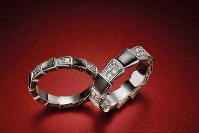 戒指不仅能够很好的装饰自己，而且也能够反映出自己的情感状况和生活状况。所以说现在的戒指越来越受人们的欢迎，现在戒指是不分男女的。现在也有许多男人喜欢佩戴戒指。而且他们更愿意购买名牌的戒指，比如宝格丽。那么你们知道男款的宝格丽戒指的价格吗？今天中国婚博会小编就给大家带来一组宝格丽男戒指价格图片。