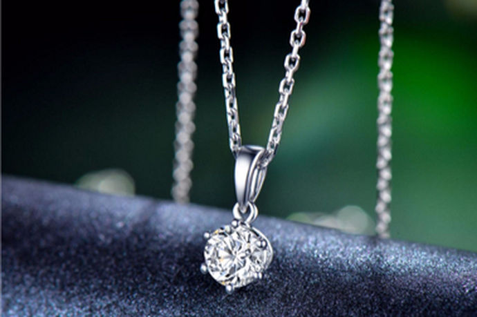 周大生是珠宝首饰中比较常见的一个品牌，因为其珠宝款式时尚精美而被消费者青睐。下面小编帮大家整理了部分周大生钻石项链的图片和价格，一起来欣赏一下吧。