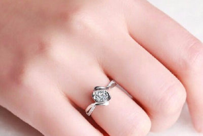 结婚钻戒带在哪个手指