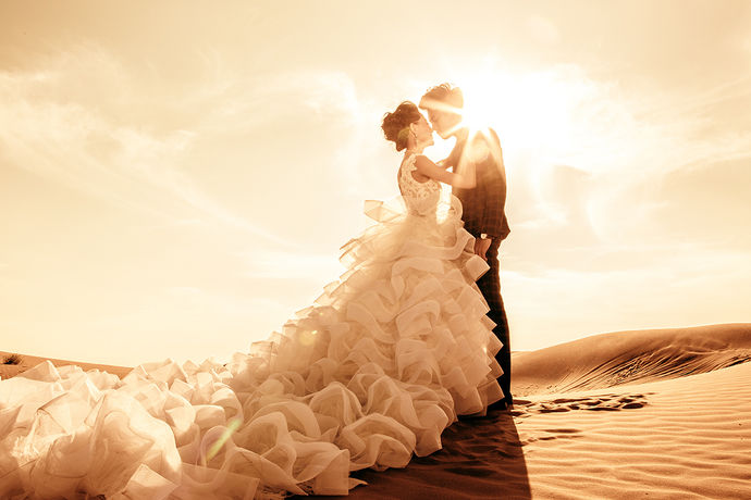 现在关于拍摄婚纱照大多数人会选择一些比较好看的景点，或者是一些海边拍摄一些美美的婚纱照，那么关于一些沙漠婚纱照，您是否有了解呢，下面就跟着小编一起去了解吧。
