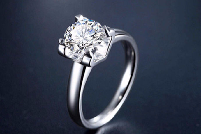 生活中很多人都会购买钻石戒指来进行佩戴，我们都知道现在市面上有很多个不同的品牌。那么今天中国婚博会小编就为大家带来周大生的相关介绍。如果说你想了解可以看看下面的周大生钻戒一般打几折。