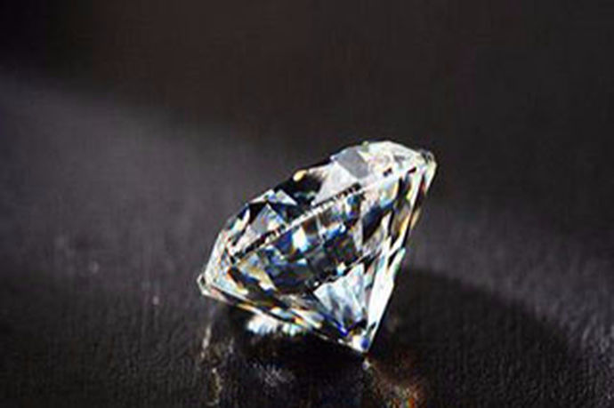 现在市面上钻石有好有坏，在购买钻石的时候，不仅要看钻石的大小，钻石的品质也是重中之重的。而评价钻石最重要的就是钻石的4c标准，即钻石的重量，颜色，净度和切工。那么si2净度的钻石能买吗？