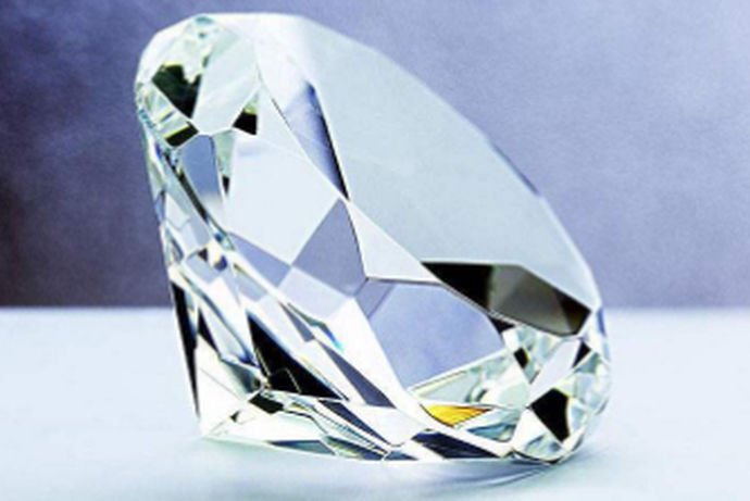 现在有很多女性都喜欢买钻石首饰，可是大多数人都不知道钻石是什么意思，它代表了什么。接下来，小编带你来了解一下什么是钻石，有什么意义以及如何挑选好的钻石。