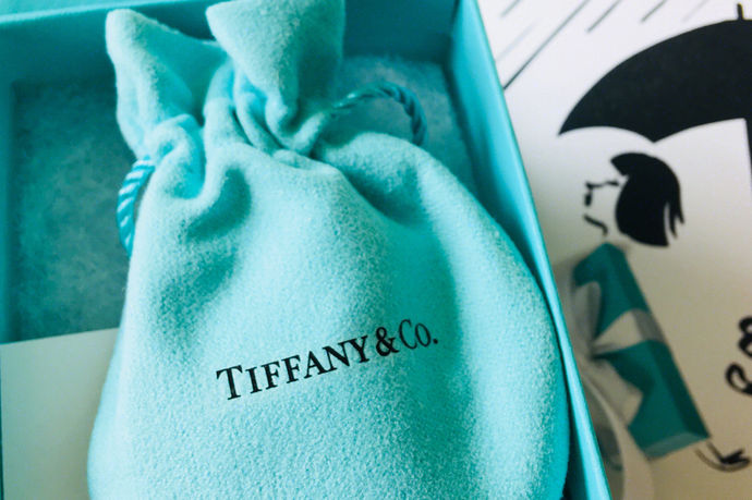蒂芙尼tiffany在业内是比较受欢迎的，以精美的设计和精湛的技术深受广大年轻男女的喜爱。下面来看看蒂芙尼怎么读？