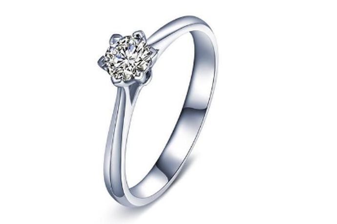 现在当我们结婚时，戒指成为必不可少的一种装饰品，而在众多的珠宝中，钻石戒指尤为受欢迎。不仅看着好看，佩戴着也十分夺目。不过很多人对于钻戒是否保值这个问题很是疑惑。