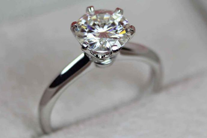 对于女孩来说，她们都想要一颗一克拉的钻石戒指，但并不是所有的女孩都能实现这个梦想。毕竟，一颗克拉的钻戒很贵，那么一颗克拉的钻戒要多少钱？真的那么贵吗？