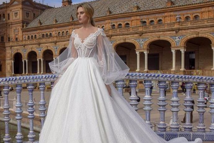 在拍摄婚纱照的时候，不同的人会选择不同的风格。在拍摄婚纱照的风格中，欧美风就是比较好看的一种。今天中国婚博会小编就为你们带来2020年新款欧美婚纱图片。