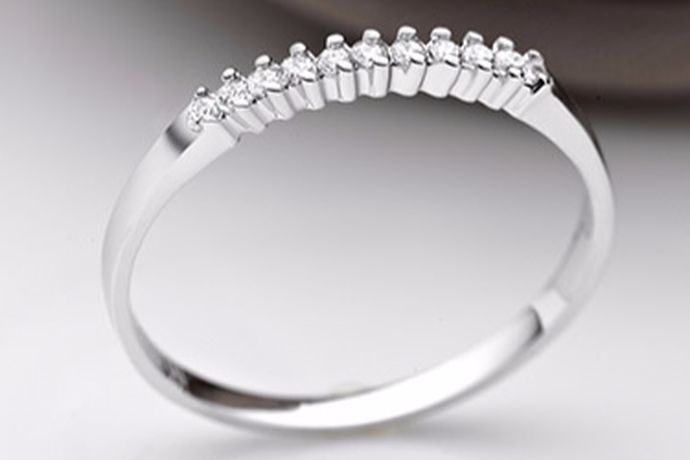 每个人对于自己的结婚戒指都有着不一样的要求，相信大家在生活中应该听说过很多个不同的品牌。今天中国婚博会小编就为大家带来dr戒指大概多少钱一枚？