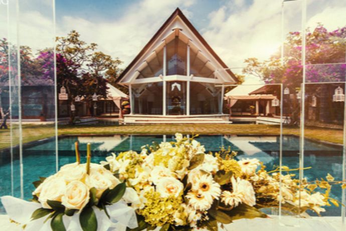 巴厘岛是一个位于热带地区具有热带风情的景色丰富的地方，它也是印度尼西亚一万多个岛当中最出众的一个岛屿，巴厘岛的景色迷人，风光旖旎，很多举行婚礼的人都会选择这个地方进行。其中巴厘岛的水之教堂也是一个举行婚礼的圣地，那么巴厘岛水之教堂婚礼费用怎样呢？
