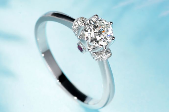 我们都知道钻石闪耀夺目，是每位新娘的最爱。同时钻石也价格昂贵，一枚小小的钻石往往价格不菲。这就要求我们在购买钻石时，一定要擦亮眼睛，购买一颗品质好的钻石。那么怎么看钻石好坏？