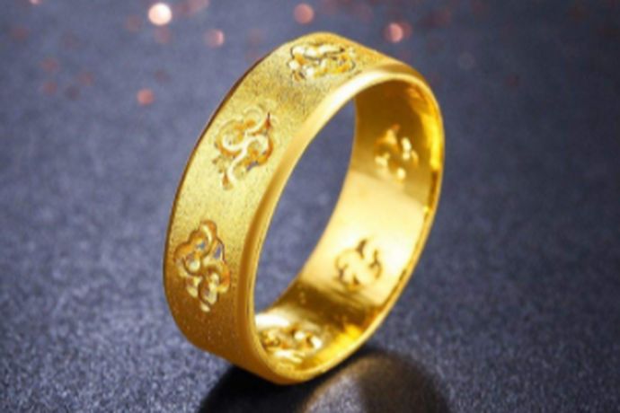 现在戒指对于我们来说可能是最流行的首饰之一了，几乎每一个人都会拥有一枚戒指。然而黄金的戒指就更为流行了，尤其是对于男士来说，现在有越来越多的男士佩戴黄金戒指，那么你知道15克男士黄金戒指款式图片吗？今天中国婚博会小编就给大家介绍一下吧。