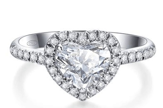 在生活中很多女孩子都希望能够拥有自己的钻石戒指，大部分的人对于钻戒都充满了喜爱。今天中国婚博会小编就为大家带来18k金的钻石戒指多少钱一枚。