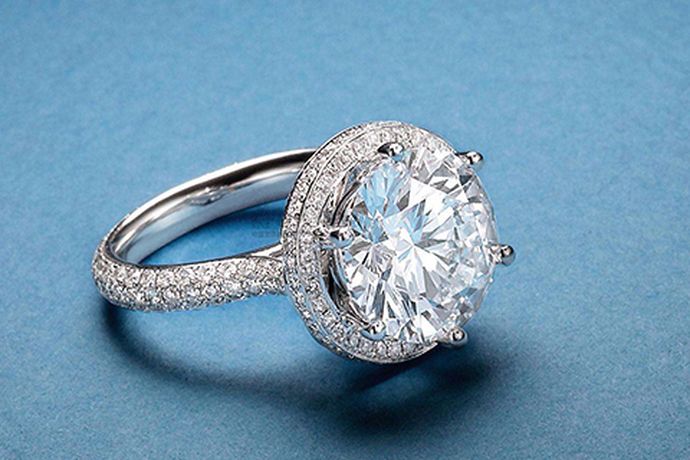 大部分的人在生活中都会选择自己喜欢的饰品来进行佩戴，最近几年钻石戒指比较流行。今天中国婚博会小编就为大家带来2020钻戒多少钱一克拉？想要了解的可以看一看。