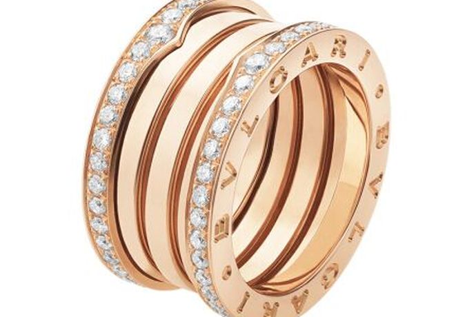 宝格丽戒指就是一个无数女孩梦寐以求的珠宝品牌，四环戒指是其最经典的戒指款式之一，接下来小编就带大家一起来了解一下宝格丽四环戒指多少钱这个问题吧！