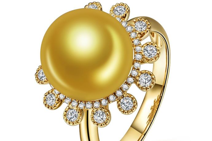 很多人认为金戒指或者是金首饰都是比较老气的，但是金镶嵌珍珠戒指就不一样了，它不仅能够体现一种雍容华贵的气质，还能够清新脱俗，究竟18K金镶嵌珍珠戒指的款式有哪些呢？以下就是几种介绍可以供大家参考的。