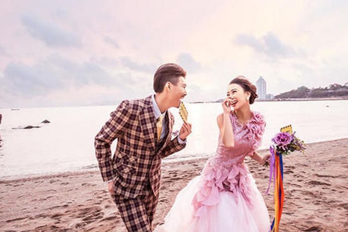 拍婚纱照是是新人们结婚前，记录恋人们从恋爱到结婚的模样。广州属于热带气候，有非常美的热带风情，很多的年轻人喜欢到广州拍拍婚纱照。中国婚博会的小编为大家到来了广州哪里拍婚纱照好看。