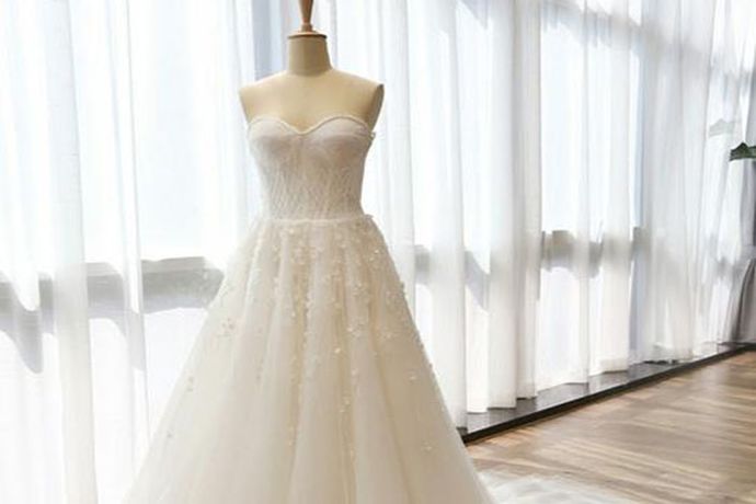 现在越来越多的新人结婚都会购买属于自己的一套优雅美丽的婚纱，一方面自己比较喜欢，另一方面也可以留作纪念意义。接下来就让小编给大家介绍一下买一套婚纱价格是多少？