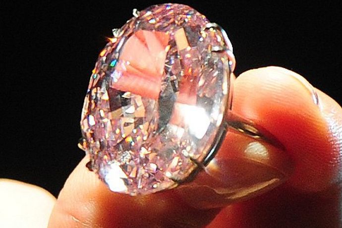 钻石戒指有很多种不同的颜色，在挑选钻戒的时候，颜色是一个必须考虑的因素。今天中国婚博会小编为你们带来一克拉粉钻多少钱？如果你想了解可以看一看。