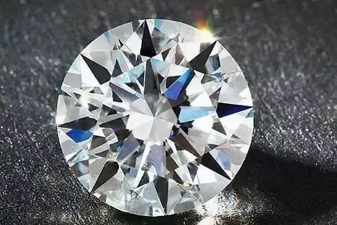 对于钻石的鉴定好坏，最直接的方式就是钻石证书，但是并不是所有的钻石都能够拥有钻石证书，市面上一般低于20分的钻石就没有鉴定证书，因为钻石分数越小，颜色净度就越不纯，所以就没有拥有鉴定证书的必要。那么哪里可以做钻石鉴定呢？