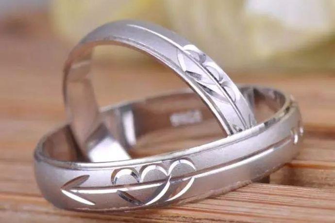 在戒指中，银戒指算是比较便宜的一种，但是因为长期佩戴对人身体还有一定的好处，所以喜欢的人就会比较多。那么一对银戒指多少钱呢？