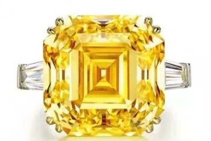钻石是一个非常昂贵的物品，彩色的钻石就更加的稀有昂贵了，所以说价格会比普通的钻石价格高。那么黄钻石价格值钱吗？就和中国婚博会小编一起看下去吧！